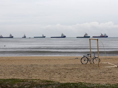 Vários petroleiros navegam nas águas de Macaé, no Rio de Janeiro, onde a Petrobras tem uma de suas maiores plataformas em alto mar.