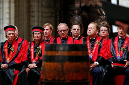 Los miembros de la 'Knighthood of the Brewer's Paddle' asisten a una misa frente a un barril de cerveza durante las celebraciones de Saint-Arnould, patrón de los cerveceros, en la catedral de Saint Gudula en Bruselas (Bélgica).