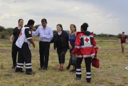 Pasajeros abandonan la nave por su propio pie.