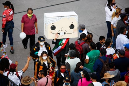 Una persona disfrazada de López Obrador, este miércoles en el Zócalo.