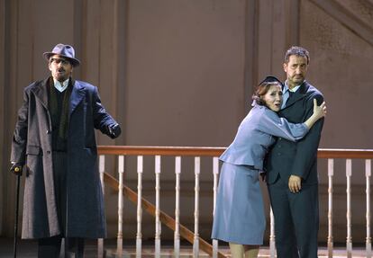 Marcellina (Monica Bacelli) abraza a su hijo Figaro (Vito Priante) en presencia de Bartolo (Fernando Radó) tras la gran escena de la anagnórisis del tercer acto.