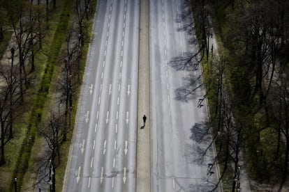 Un hombre camina por el bulevar vacío Hofjaegerallee de Berlín (Alemania). Taxistas de 30 ciudades alemanas iniciaron una protesta contra los planes gubernamentales para liberalizar el mercado y eliminar algunos de los requisitos que precisan empresas de movilidad como Uber, lo que provocó grandes atascos en centros urbanos y el bloqueo de los accesos a algunos aeropuertos.