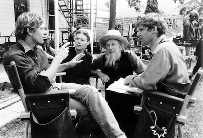 Peter Weir, Harrison Ford, Lukas Haas y Kelly McGillis durante el rodaje de  'Único testigo' (1985), la única película por la que ha ganado una nominación al Oscar.