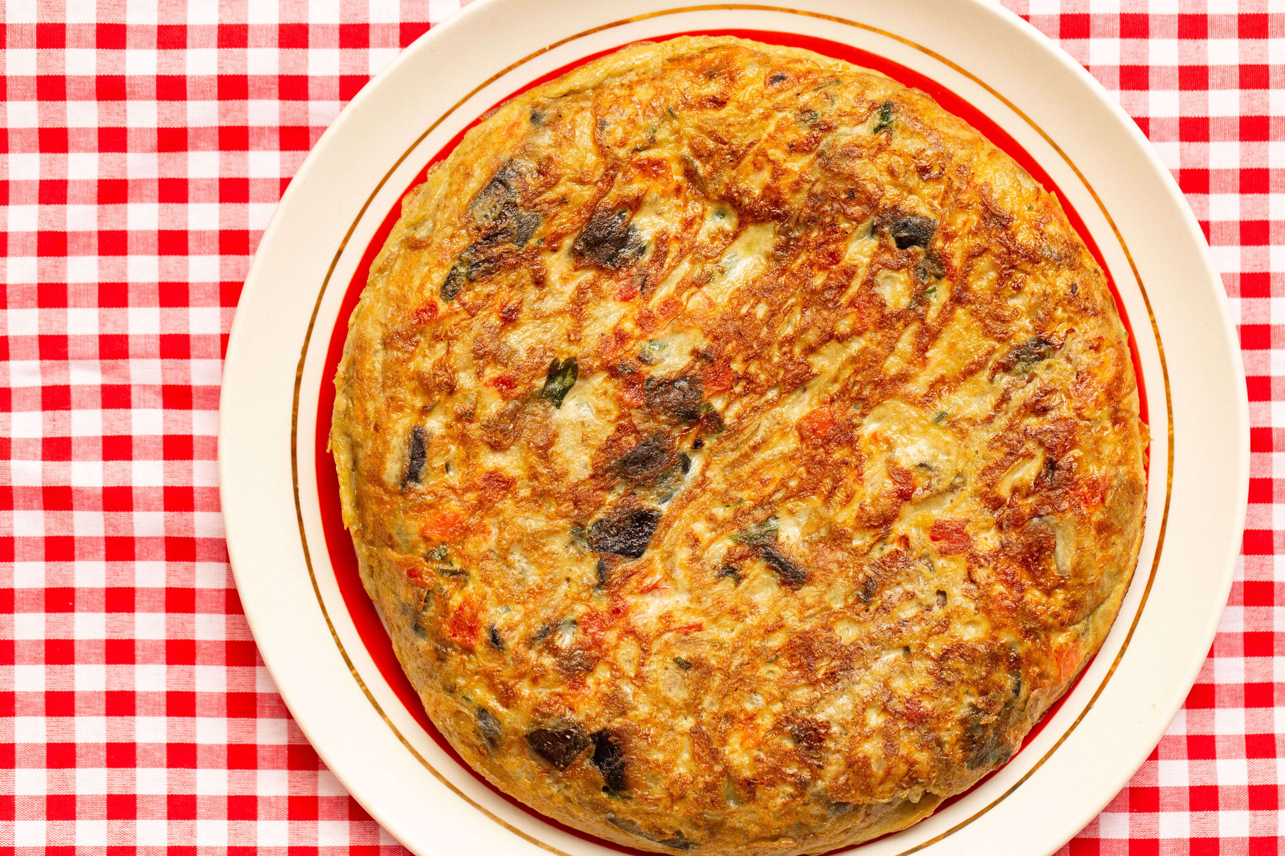 Tortilla de berenjena, la receta que también puedes preparar con calabacín