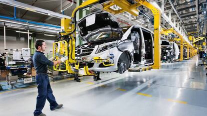 Un trabajador en la línea de ensamblaje de la planta de Mercedes-Benz en Vitoria.