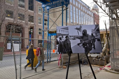 Imagen del 6 de abril de 1968 que muestra a peatones siendo alejados de una zona por un miembro de la Guardia Nacional con una máscara de gas, tras los incidentes causados por la muerte de Martin Luther King, en Washington.