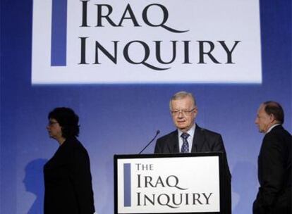 John Chilcot (centro), presidente de la comisión de investigación, y otros dos miembros de la misma, llegan a la conferencia de prensa.