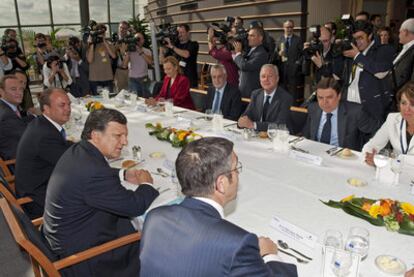 Patxi López (primero a la derecha de espaldas), con Durão Barroso a su izquierda y Yolanda Barcina, enfrente, ayer en Bruselas.