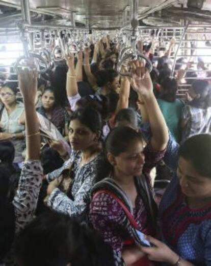 Mujeres indias van al trabajo en tren 