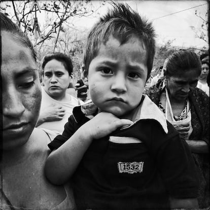 Família e amigos de Adan Abrajan de la Cruz durante um serviço de oração. 