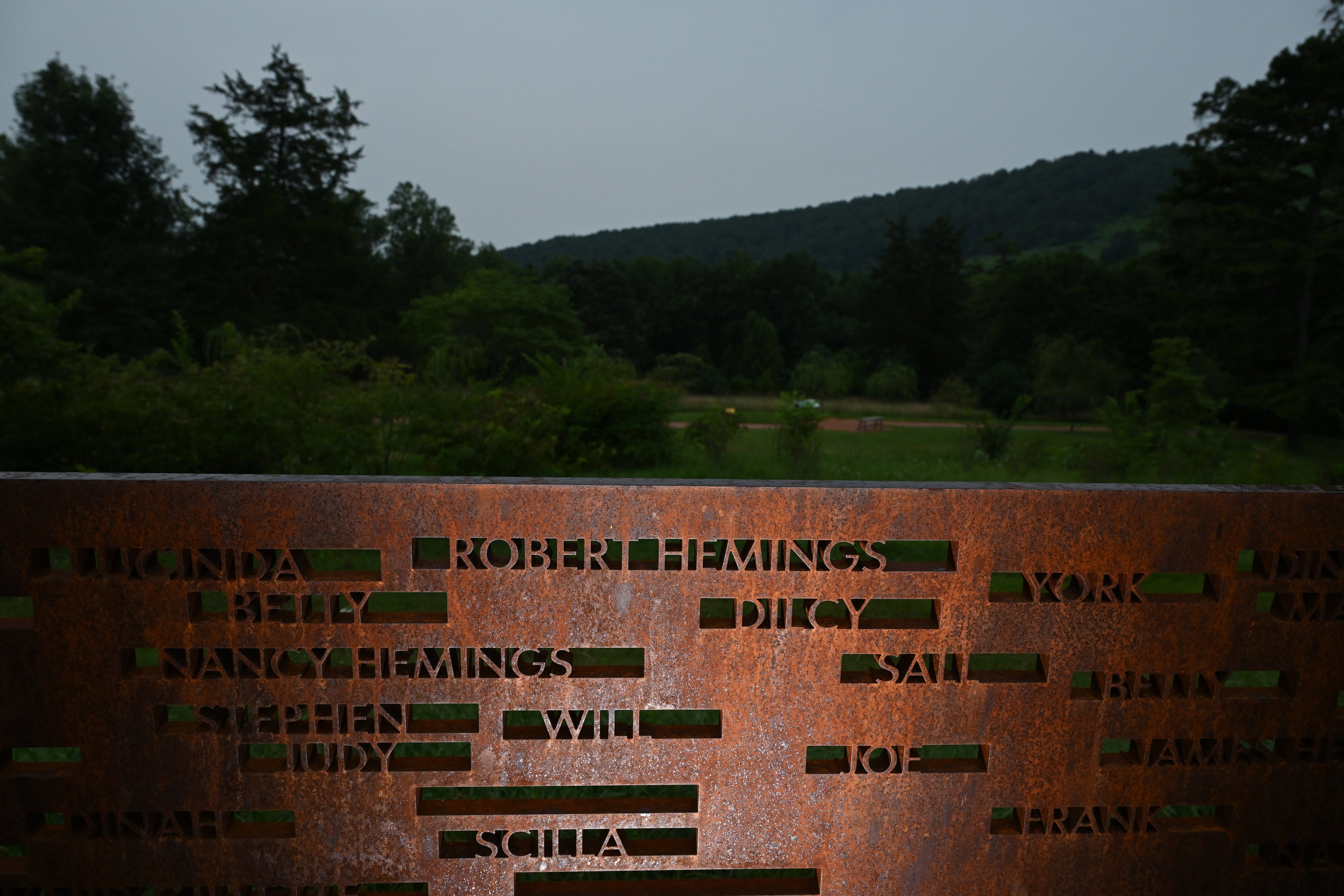 Monumento que recuerda a las personas esclavizadas por Jefferson en su finca de Monticello, a las afueras de Charlottesville (Virginia).