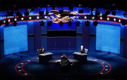 A senadora Kamala Harris e o vice-presidente Mike Pence durante o debate de ontem, na cidade de Salt Lake City.