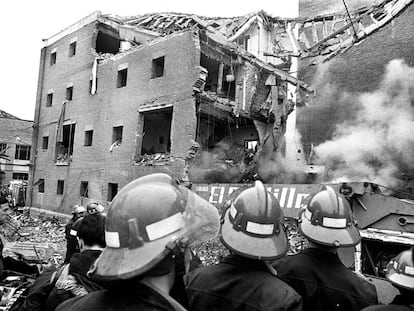 Bomberos observan los restos de la casa cuartel de la Guardia Civil en el barrio de La Jota, en Zaragoza, destruída en un atentado de ETA en Zaragoza, el 11 de diciembre de 1987.