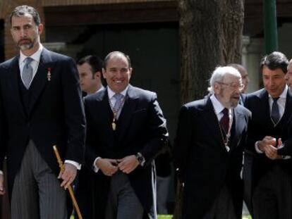 José Manuel Caballero Bonald conversa con el ministro de Educación Ignacion Wert en la celebración del premio Cercantes 2012.