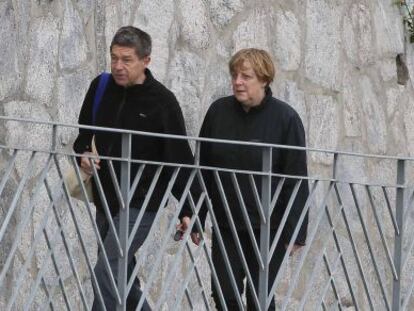 Angela Merkel camina el sábado con su esposo, Joachim Sauer, durante sus vacaciones en el sur de Italia.