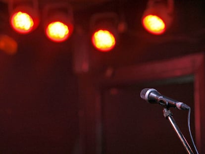 Un micrófono en el escenario vacío de la sala Clamores.