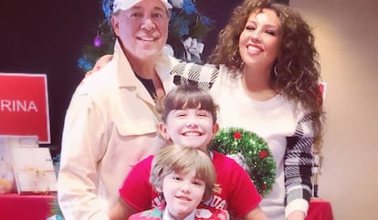Tommy Mottola, Thal&iacute;a y sus hijos Sabrina y Mathew. 