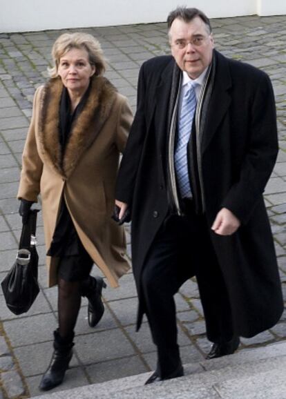 El ex prime ministro Geir Haarde llega al tribunal junto a su mujer.