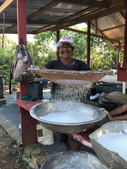 Francisca Miguel elabora 'fariña' de mandioca en la aldea de Punã,  en la Amazonia brasileña.