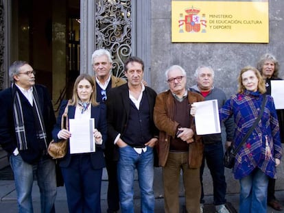 Escritores, cantantes y artistas protestan en noviembre de 2015 ante el Ministerio de Cultura.