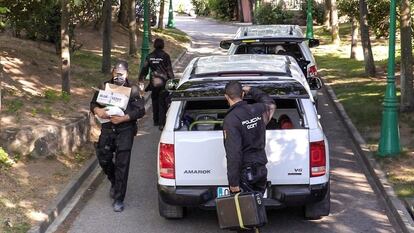 Miembros de la Policía Nacional registran vivienda del empresario José Luis Moreno en Boadilla del Monte, este martes.