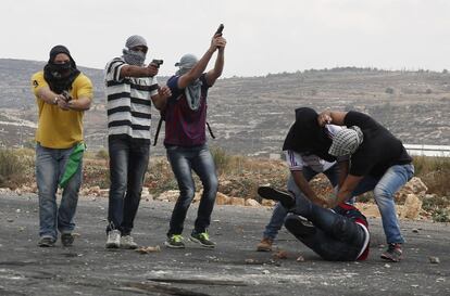 Miembros de las fuerzas de seguridad israelíes infiltrados detienen a un palestino que había lanzado piedras contra manifestantes durante enfrentamientos en Beit El, a las afueras de la ciudad de Ramala (Cisjordania).