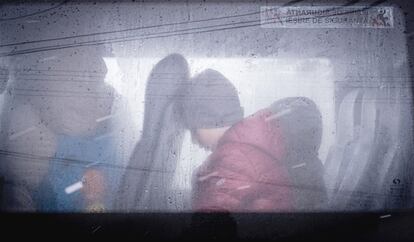 Un niño procedente de Ucrania espera en el interior de uno de los autobuses de los servicios de emergencia en la frontera entre Ucrania y Rumania, el 2 de febrero 2022.