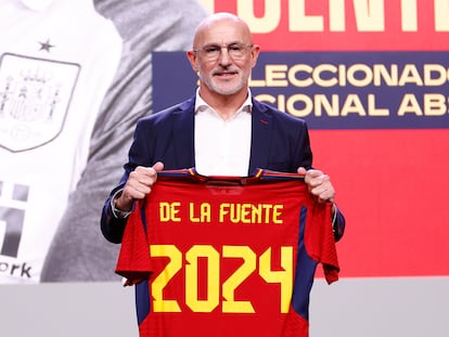 Luis de la Fuente pose for photo with the official T-Shirt during his presentation as new head coach of Spain football team at Ciudad del Futbol on december 12, 2022, in Las Rozas, Madrid, Spain.
AFP7 
12/12/2022 ONLY FOR USE IN SPAIN