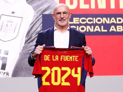 Luis de la Fuente pose for photo with the official T-Shirt during his presentation as new head coach of Spain football team at Ciudad del Futbol on december 12, 2022, in Las Rozas, Madrid, Spain.
AFP7 
12/12/2022 ONLY FOR USE IN SPAIN