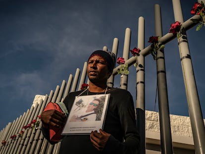 Venezuelan Wenceslao Gutierrez holds the photograph of his friend Rannier Edilber Requena Infante, who lost his life during the fire at the National Migration Institute last Monday, March 31, 2023