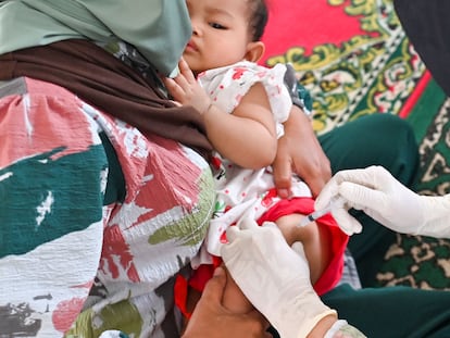 Un bebé recibe la vacuna DPT, que previene la difteria, la tos ferina y el tétanos, como parte de un programa médico de revisión mensual en Banda Aceh (Indonesia), el 8 de junio.