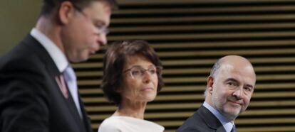 El vicepresidente de la Comisión Europea para el Euro, Valdis Dombrovskis, la comisaria europea de Empleo, Marianne Thyssen, y el comisario europeo de Asuntos Económicos y Financieros, Pierre Moscovici.