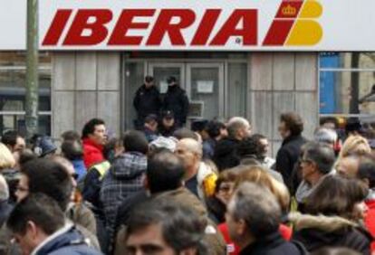Concentraci&oacute;n de trabajadores de Iberia frente a la sede de la compa&ntilde;&iacute;a.