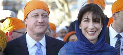 El primer ministro brit&aacute;nico, David Cameron y su mujer, Samantha participando en la procesi&oacute;n Vaisakhi Nagar Kirtan en Gravesend ayer.