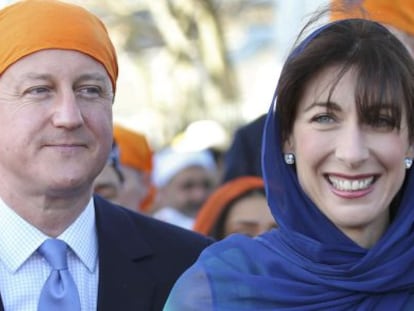 El primer ministro brit&aacute;nico, David Cameron y su mujer, Samantha participando en la procesi&oacute;n Vaisakhi Nagar Kirtan en Gravesend ayer.