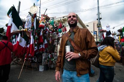 A foreign tourist at an outdoor market in Mexico City.