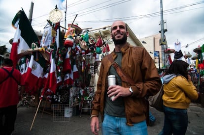 A foreign tourist at an outdoor market in Mexico City.