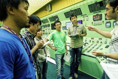 Operarios chinos aprenden a operar una central nuclear en la r&eacute;plica de sala de control que Tecnatom tiene en San Sebasti&aacute;n de los Reyes.