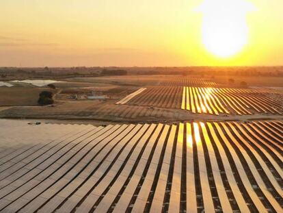 Imagen de archivo de una planta solar.