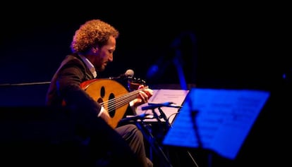 Naseer Shamma, músico iraquí y experto en el desarrollo musical y evolución del laúd. 