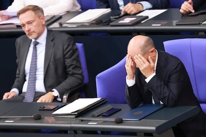 El canciller alemán Olaf Scholz, a la derecha, junto al ministro de Finanzas Christian Lindner, en el Parlamento en junio.
