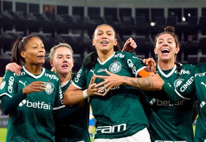 capitana, Beatriz "Bia" Zaneratto, celebra el cuarto gol del Palmeiras con sus compañeras.