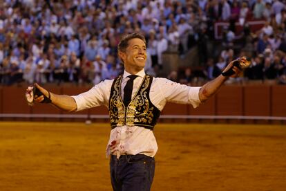 Manuel Escribano, en pantalón vaquero, con las dos orejas del sexto de la tarde.