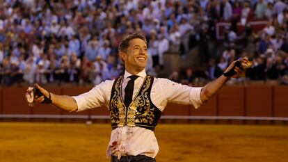 Manuel Escribano, en pantalón vaquero, con las dos orejas del sexto de la tarde.