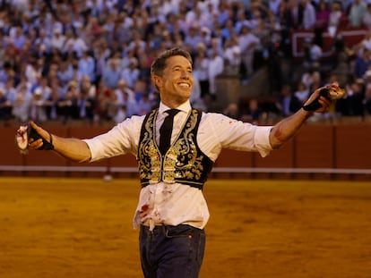 Manuel Escribano, en pantalón vaquero, con las dos orejas del sexto de la tarde.