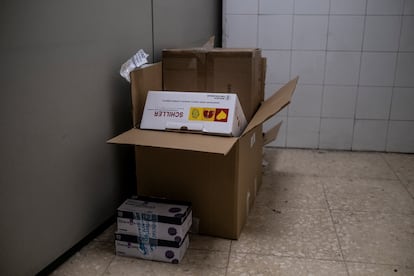 Caja con el elecrocardiógrafo empaquetado en el centro de Federica Montseny.

