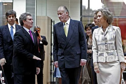 Los Reyes charlan con César Antonio Molina, ayer en la nueva sede del Instituto Cervantes. Detrás, el presidente Rodríguez Zapatero y la ministra Carmen Calvo.