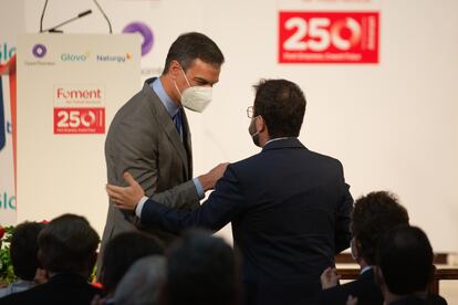 El presidente del Gobierno, Pedro Sánchez y el 'president' de la Generalitat, Pere Aragonès, se saludan durante la entrega de la medalla del 250 aniversario de Foment del Treball este lunes en Barcelona.