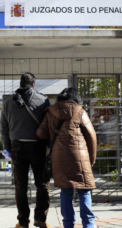 Luis y Ángeles, el viernes pasado en los juzgados de lo Penal.