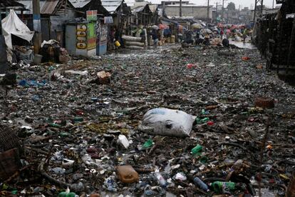 Diverses persones s'obren camí entre els carrers inundats mentre l'huracà Matthew passa per Port-au-Prince (Haití).